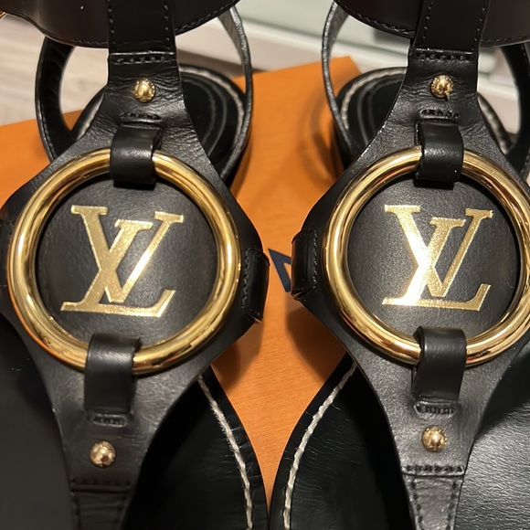 Louie Vuitton Sandals - Picture 3 of 10